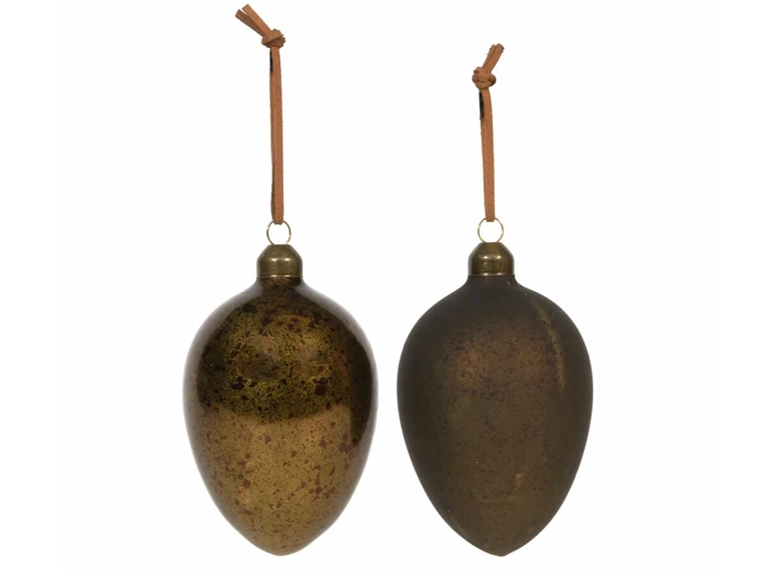 To metalliske, æggeformede ornamenter med brunlige og gyldne toner, der hver især hænger i en brun lædersnor.