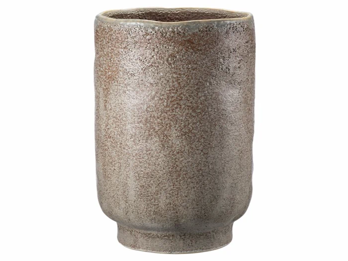 En høj, cylindrisk keramikvase med en struktureret, spættet brun og grå overflade og en let ujævn kant.