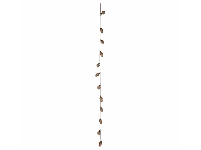 En lang, tynd dekorativ krans med jævnt fordelte brune blade, der hænger lodret mod en hvid baggrund.