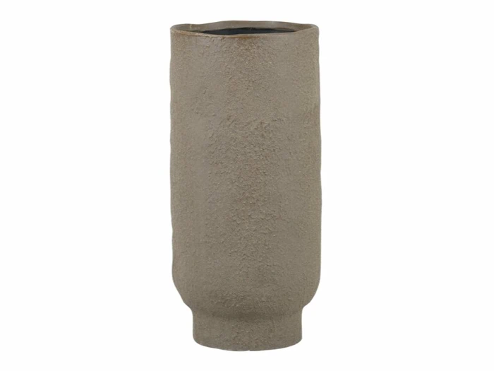 Høj, cylindrisk, struktureret beige keramikvase med let ujævn kant og mat finish, der står oprejst mod en hvid baggrund.