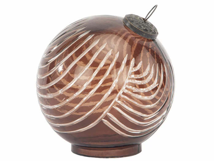 Et rundt, brunt glasornament med hvide, buede linjemønstre og en metalhætte med en krog i toppen.