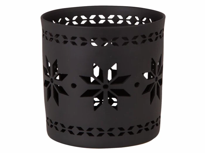 Sort cylindrisk lysestage i metal med udskårne geometriske mønstre og snefnug.