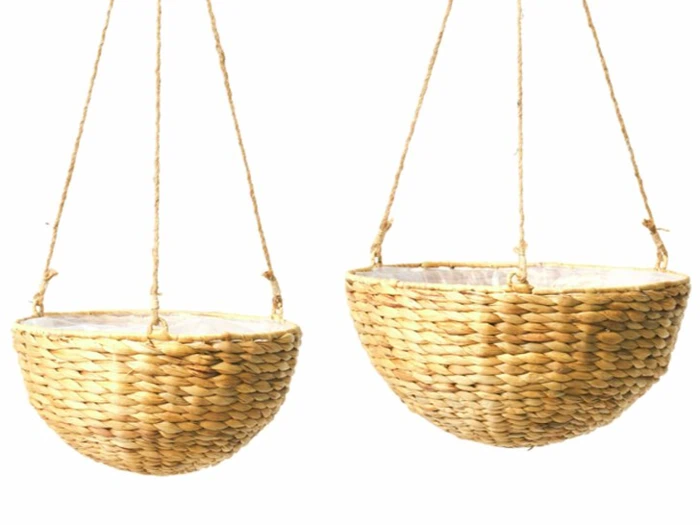 To flettede hængende kurve af naturfibre, ophængt i reb, på en hvid baggrund.