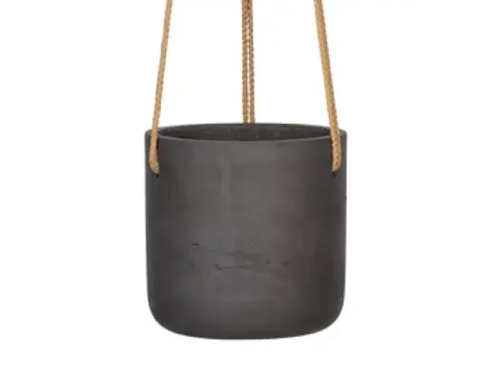En minimalistisk sort hængeplante med en rund form, ophængt i to brune rebhåndtag mod en almindelig hvid baggrund.