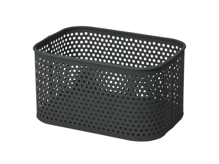 En sort rektangulær opbevaringskurv i plast med afrundede hjørner og et perforeret design, vist på en hvid baggrund.