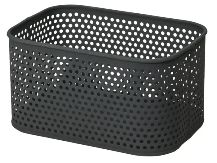 En sort rektangulær opbevaringskurv i plast med jævnt fordelte cirkulære huller på alle sider.