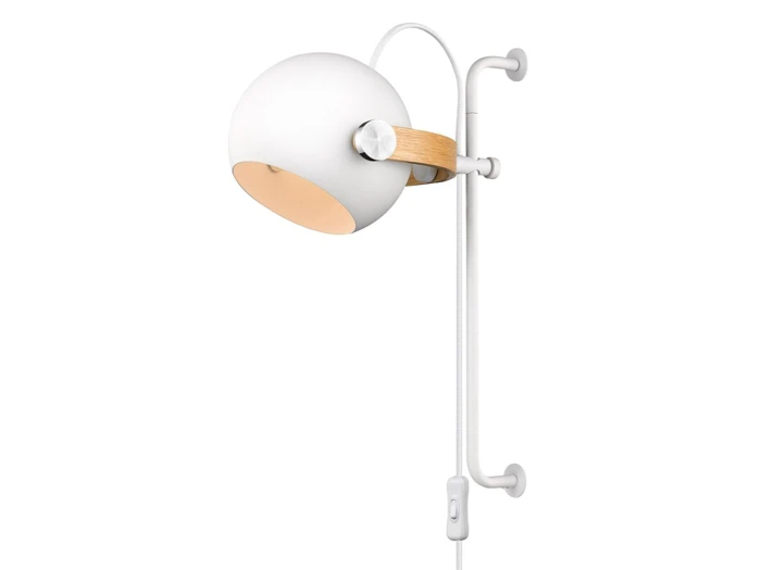 Moderne hvid vægmonteret lampe med rund skærm, træaccent, hvid ledning og inline-kontakt, fastgjort til et lodret metalbeslag.
