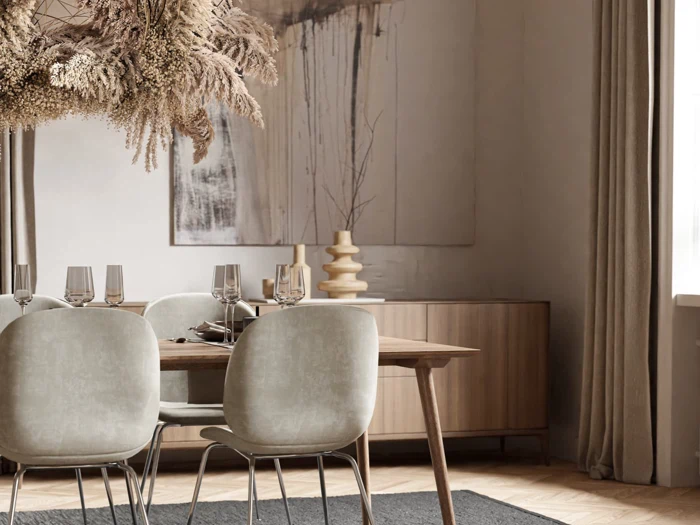 En moderne spisestue med træbord, lysegrå stole, lysekrone med tørrede blomster, abstrakt vægkunst og indretning i neutrale toner.