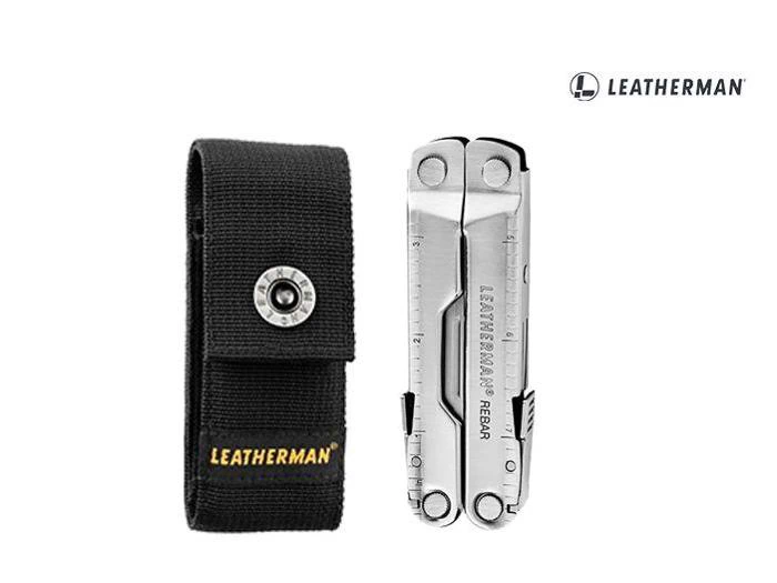 Et sølvfarvet Leatherman-multiværktøj vises ved siden af et sort stofetui med Leatherman-logoet på en hvid baggrund med Leatherman-logoet i øverste højre hjørne.