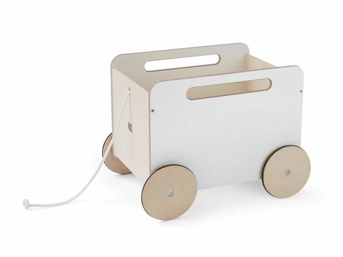 En legetøjsvogn af træ med fire hjul, hvide sidepaneler, et håndtag af reb og udskårne håndtag på siderne på en hvid baggrund.