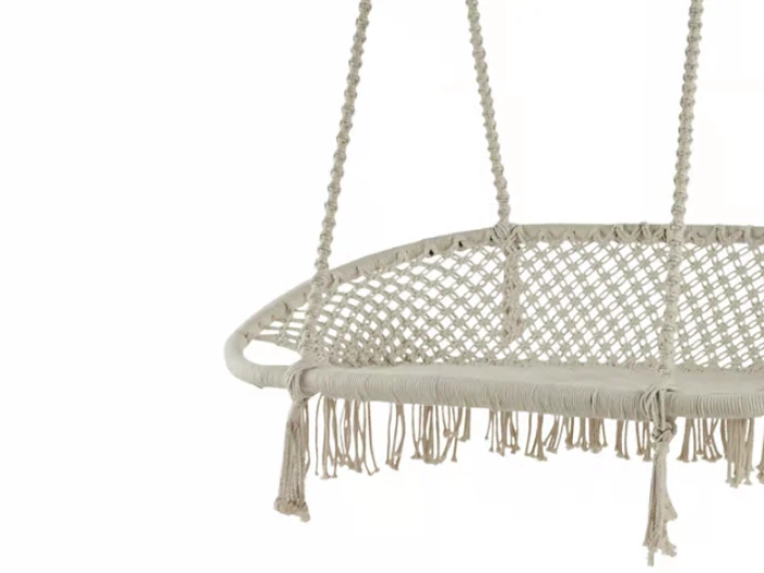 Nærbillede af en cremefarvet hængestol i makrame med vævet sæde, frynser og to ophængningsreb.