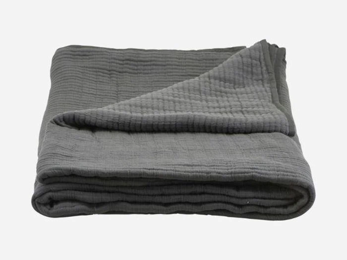 Lia sengetæppe i mørkegrå fra House Doctor - 260x140