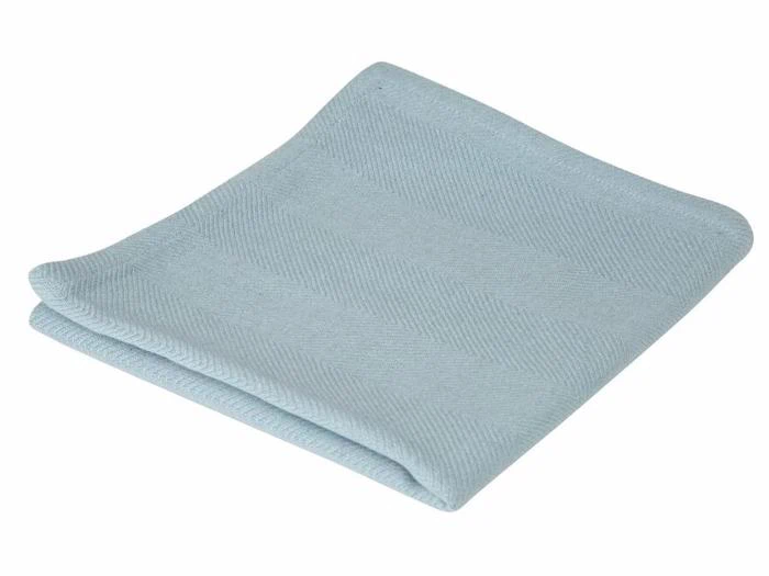 En pænt foldet lyseblå stofserviet med et diskret sildebensmønster, vist på en hvid baggrund.