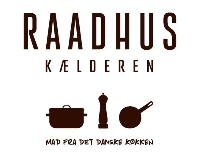 Logo for Raadhus Kælderen med dansk tekst og ikoner af en gryde, peberkværn og pande samt MAD FRA DET DANSKE KØKKEN nedenunder.