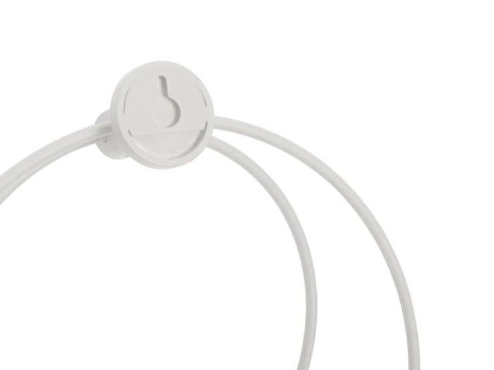 Et nærbillede af en hvid, cirkulær plastikgenstand med to buede stænger, der går ud fra den, på en almindelig hvid baggrund.