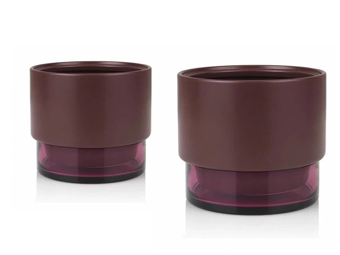 To moderne, cylindriske krukker med en mat brun overdel og en gennemsigtig lilla bund står på en hvid baggrund.