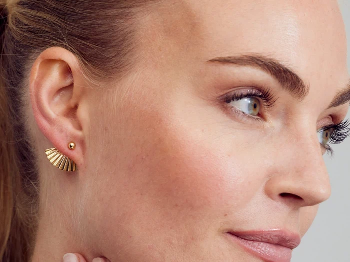 GRUNDLED, Luna, Øreringe, Forgyldt, 18 karat forgyldt messing, Vifte: B:20 x H:18 mm