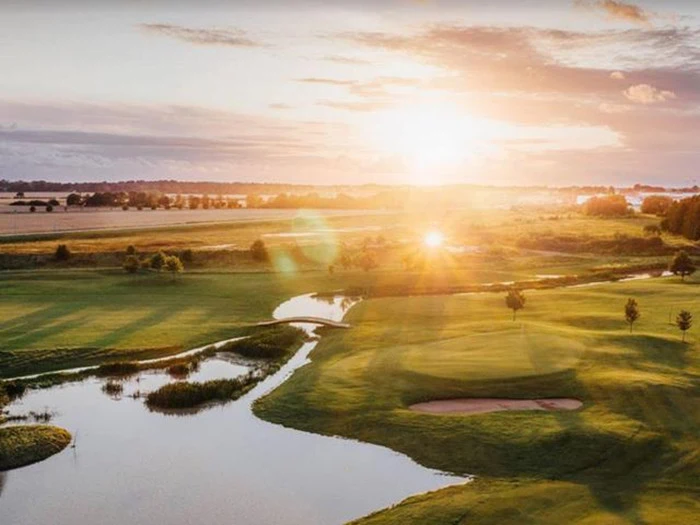 GOLFOPHOLD FOR 2 PERSONER PÅ Lydinge Golf Resort i Sverige