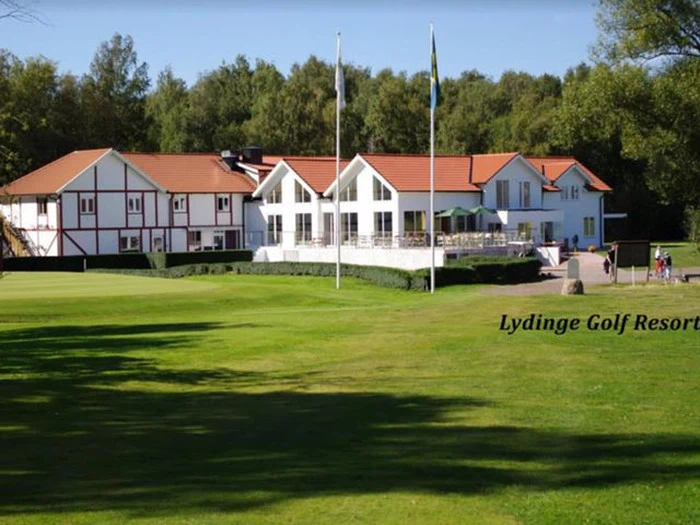 GOLFOPHOLD FOR 2 PERSONER PÅ Lydinge Golf Resort i Sverige