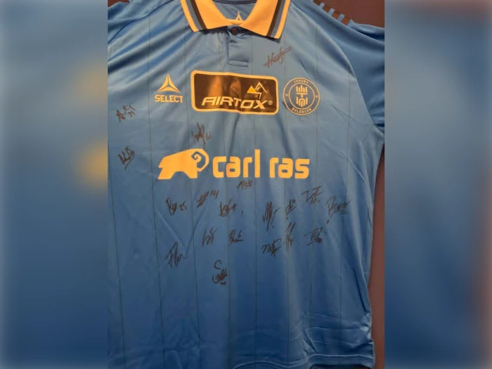 Matchworn Mathias Hebo #8 - med alle holdets autografer 