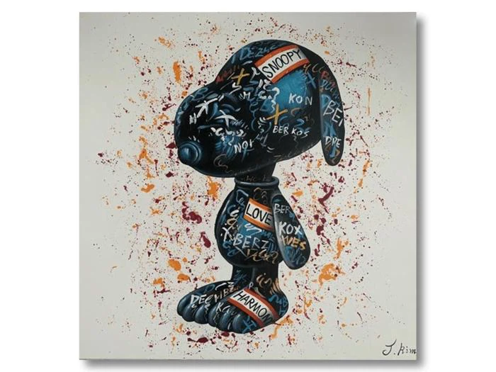 Et maleri af Snoopy dækket af graffitiord som LOVE og PEACE på et hvidt lærred med orange farveklatter. Kunstnerens signatur ses i nederste højre hjørne.