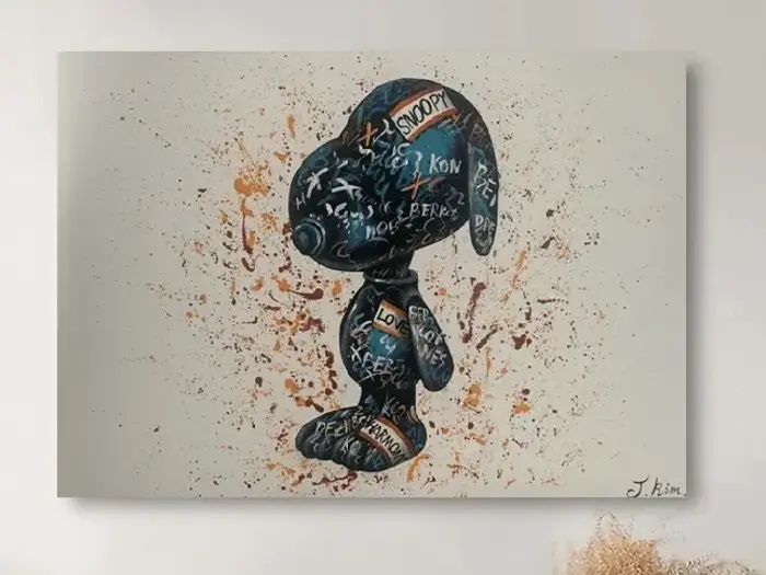 Et graffiti-maleri af Snoopy dækket af farverige ord og tags, der står på en splattet beige baggrund, signeret af kunstneren i nederste højre hjørne.