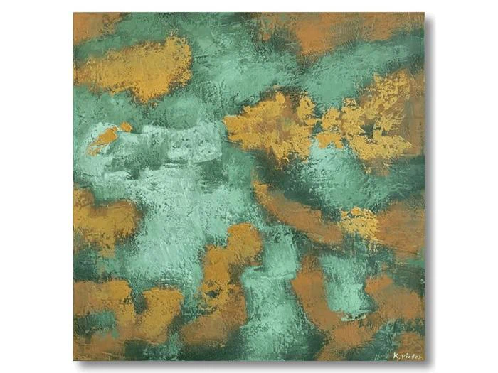 Abstrakt maleri med strukturerede penselstrøg i blågrønt og sennepsgult, der skaber et uregelmæssigt, skylignende mønster på tværs af lærredet.