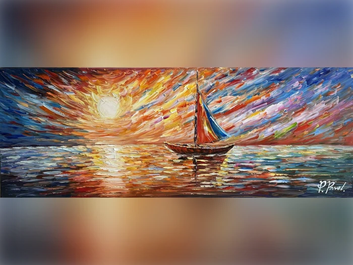 Et impressionistisk maleri af en sejlbåd på roligt vand ved solnedgang, med livlige, hvirvlende farver på himlen og deres spejlinger i vandet.