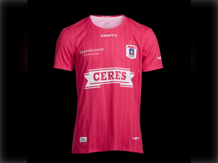 Lyserød AGF Aarhus-fodboldtrøje med hvide nålestriber og Ceres- og Sparekassen Danmark-logoer på forsiden.