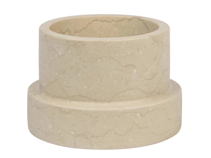En beige, cylindrisk marmorbeholder med en bred, flad bund og glat overflade, vist mod en hvid baggrund.