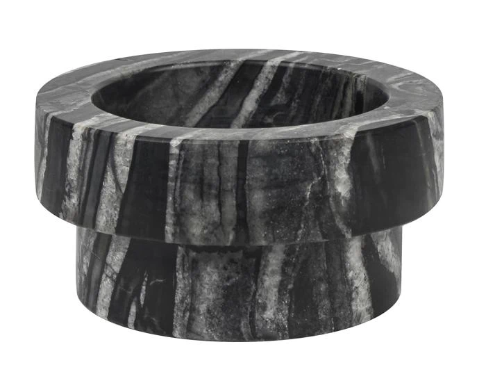 En rund, sort- og gråstribet marmorskål med tykke vægge og en bred kant på en hvid baggrund.