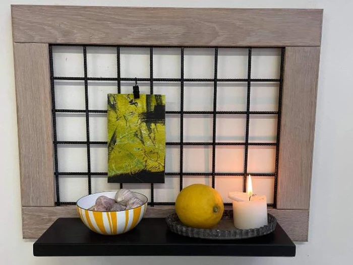 Massiv egeramme med metal gitter og sortlakeret hylde