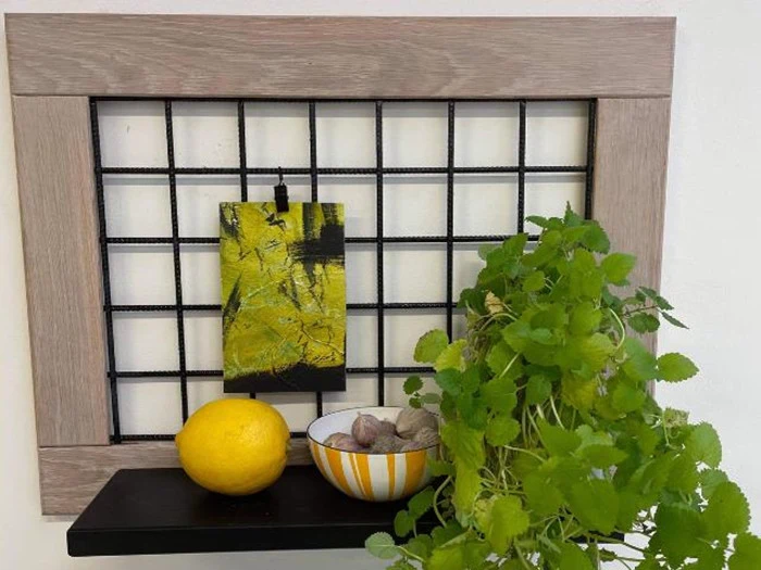 Massiv egeramme med metal gitter og sortlakeret hylde