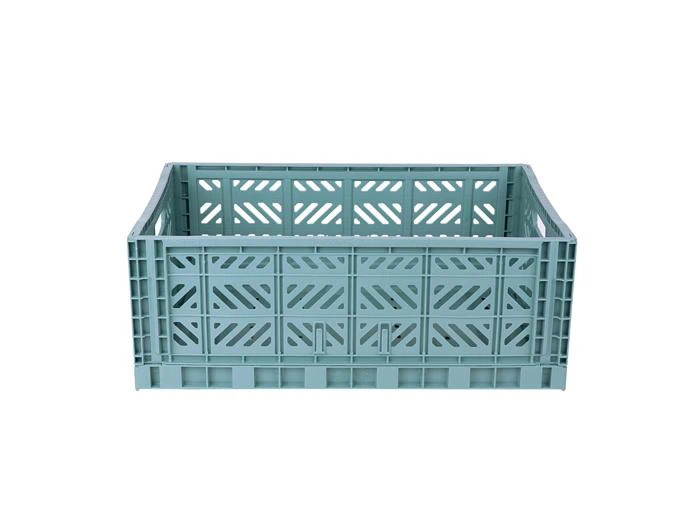 En lyseblå plastkasse med åben top og ventilerede sider, vist forfra mod en hvid baggrund.