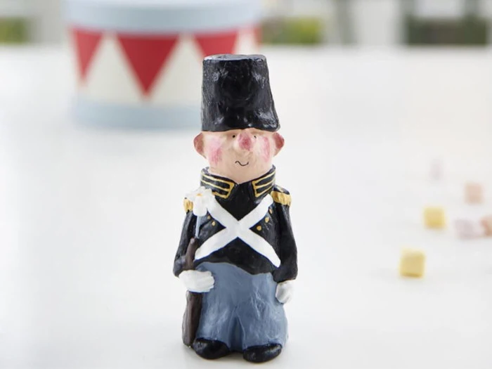 Medusa Copenhagen, Håndmalet Fredssoldat m. blomst, polyresin, h:13