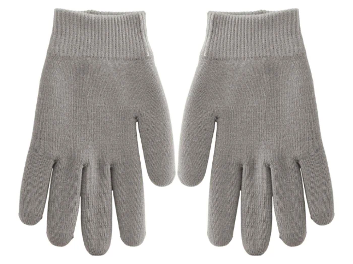 Et par lysegrå strikkede handsker med ribbede manchetter, lagt fladt side om side på en hvid baggrund.