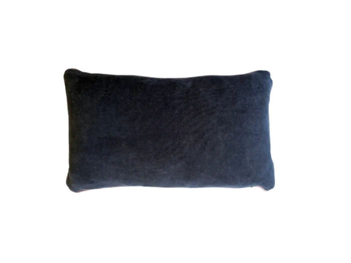 Atelier pude i sort, råhvid og lilla bomuld/Polyester fra Mette Ditmer