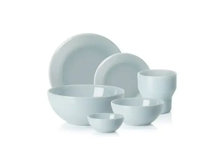 Et sæt med seks almindelige hvide fade, herunder to tallerkener, to skåle, en lille skål og en kop, arrangeret på en hvid baggrund.