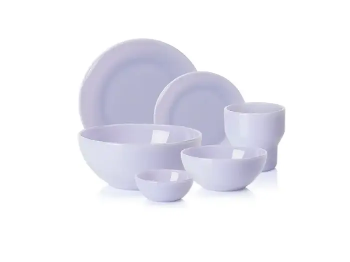 Et sæt med seks hvide fade, herunder to tallerkener, tre skåle i forskellige størrelser og en kop, alt sammen på en hvid baggrund.