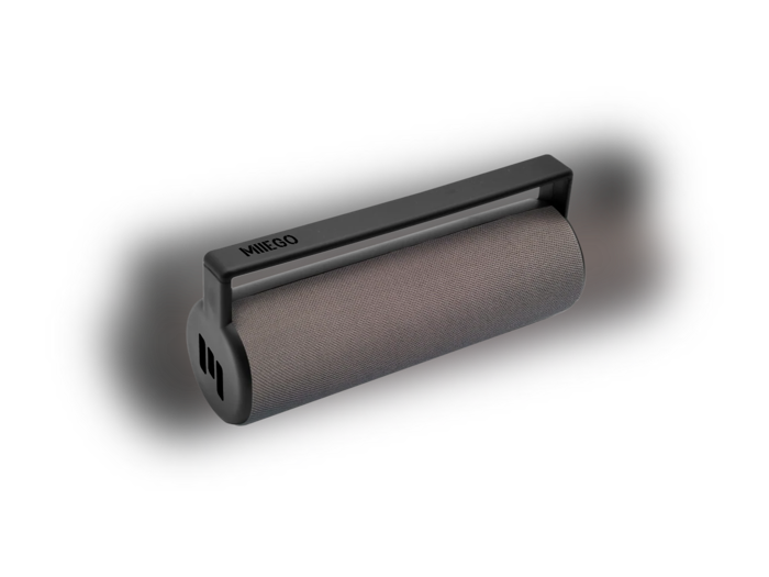 En sort og grå bærbar trådløs højttaler med et cylindrisk design og varemærket MIIEGO på den øverste kant.