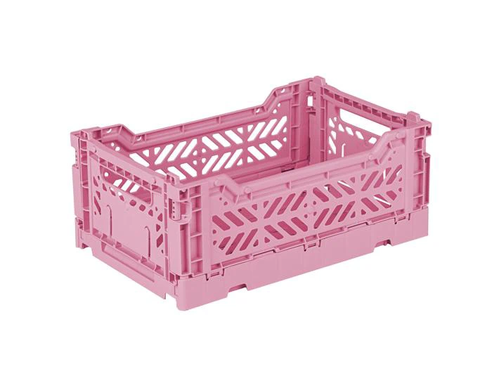 En pink, rektangulær opbevaringskasse i plast med udskæringer på siderne og en åben top.