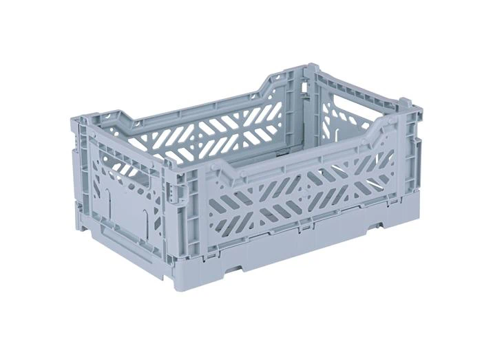Lysegrå foldekasse i plast med perforerede sider og forstærkede hjørner, vist på hvid baggrund.
