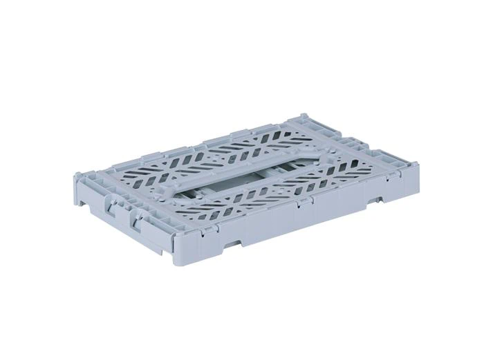 En flad, lysegrå opbevaringskasse i plast med gittermønster og foldede sider, vist på en hvid baggrund.