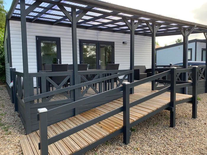 Miniferie for familien på Løgballe Camping - mobilehome til 6 personer minigolf og opvarmet pool