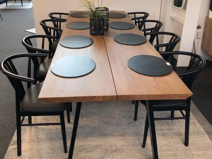 Rustick plankebord i olieret eg fra Møbler A/S - 300x100 cm