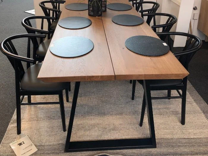 Rustick plankebord i olieret eg fra Møbler A/S - 300x100 cm