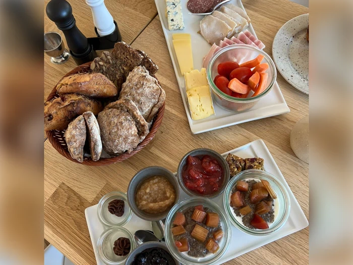 3. maj - 17. maj 2026: Ferie i Ballen Strandpark med morgenbuffet på Ballen Badehotel (4 personer)