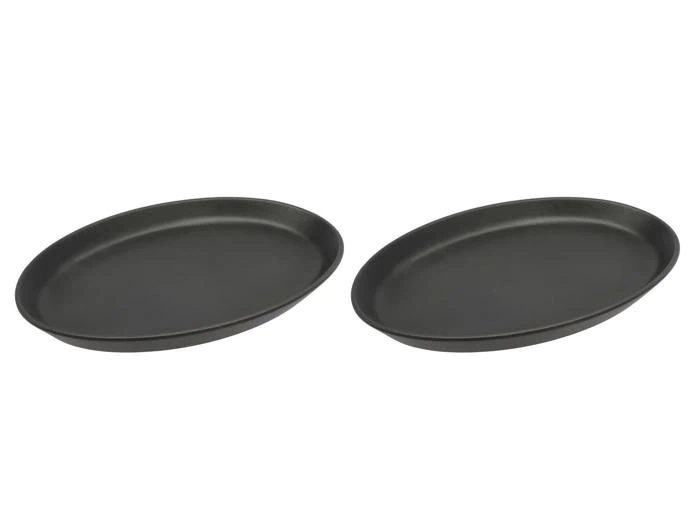 To sorte ovale plader placeret side om side på en hvid baggrund.
