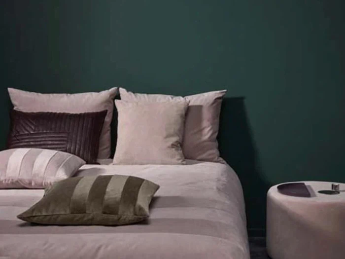 MOTUM pude i læder med naturfyld fra AYTM - bordeaux