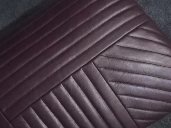 MOTUM pude i læder med naturfyld fra AYTM - bordeaux